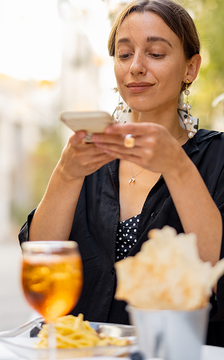 Cliente disfrutando de un plato de pasta en Di Silvio Trattoria, Cartagena, con una sonrisa de satisfacción